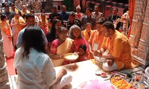 சொகுசு ரெயிலில் ஜனாதிபதி திரவுபதி முர்மு மதுராவுக்கு பயணம்- கிருஷ்ணன் கோவிலில் வழிபாடு