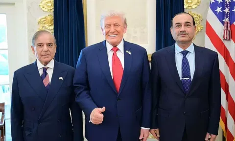 VIDEO: ராஜ உபசரிப்பு - வெள்ளை மாளிகையில் பாகிஸ்தான் பிரதமர், ராணுவ தளபதியுடன் டிரம்ப் சந்திப்பு!