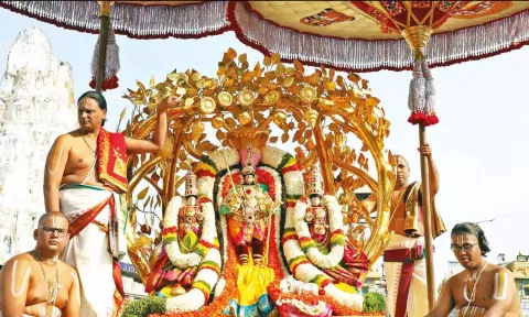 பிரம்மோற்சவ விழா கோலாகலம்- திருப்பதியில் நாளை கருட சேவை