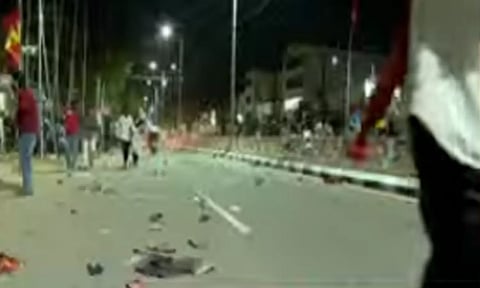 கரூரில் கூட்டத்தை கலைக்க தடியடி நடத்திய காவல்துறை