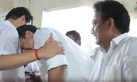 கரூர் துயர சம்பவம்: உயிரிழந்தவர்கள் உடல்களைக் கண்டு கதறி அழுத அமைச்சர் அன்பில் மகேஷ்