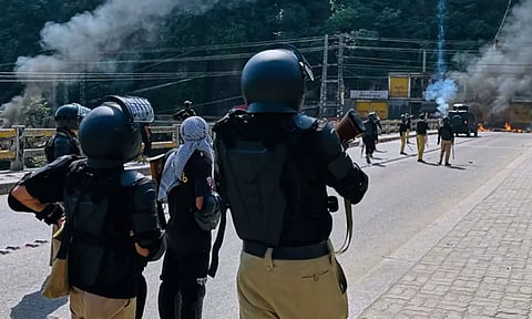 பாகிஸ்தான் அரசுக்கு எதிராக போராட்டம்: துப்பாக்கிச் சூட்டில் 12 பேர் பலி