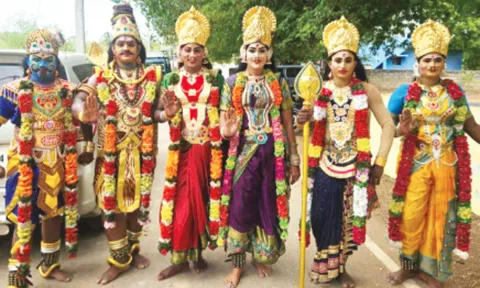 அரசூர் இடைச்சிவிளையில் உள்ள குமரன்விளை தசராக்குழுவினர் சாமி வேடமணிந்து வீதிஉலா சென்றபோது எடுத்த படம்.