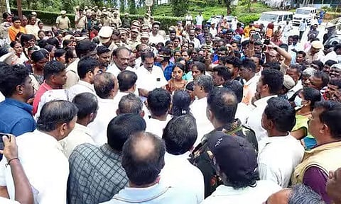 எஸ்டேட் தொழிலாளி பலியான சம்பவத்துக்கு கண்டனம் தெரிவித்து மறியல் போராட்டத்தில் ஈடுபட்ட பொதுமக்கள்.