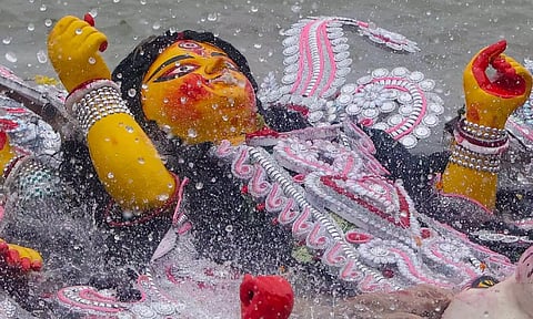 ம.பி.யில் சோகம்: துர்கா சிலைகளை எடுத்துச்சென்ற டிராக்டர் ஏரியில் கவிழ்ந்து 11 பேர் பலி