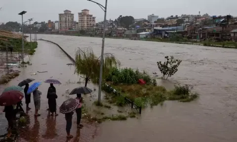காத்மாண்டுவில், கனமழையால்&nbsp;நிரம்பி வழியும் பாகமதி நதி