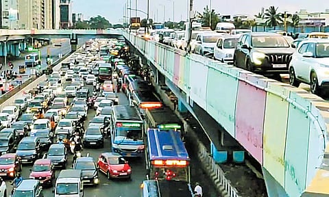 விடுமுறை முடிந்து சென்னைக்கு திரும்பிய மக்கள் - பெருங்களத்தூரில் கடும் போக்குவரத்து நெரிசல்