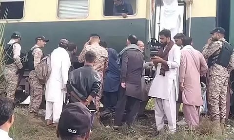 பாகிஸ்தானில் தண்டவாளத்தில் குண்டு வெடிப்பு- 6 பெட்டிகள் தடம் புரண்டன