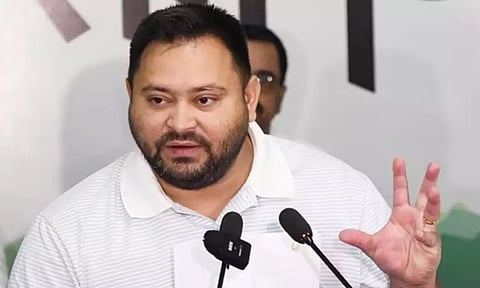 பீகாரில் ஒவ்வொரு குடும்பத்திலும் ஒருவருக்கு அரசு வேலை..  தேஜஸ்வியின் தடாலடி தேர்தல் வாக்குறுதி!