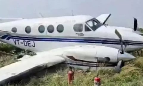 உ.பி.யில் Take off செய்யும்போது விபத்தில் சிக்கிய தனியார் ஜெட் விமானம்