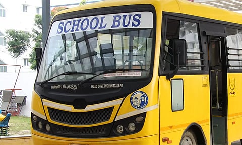 பள்ளி வாகனங்கள் மஞ்சள் நிறத்தில் மட்டுமே இருப்பது ஏன்?.. காரணம் இருக்கு!
