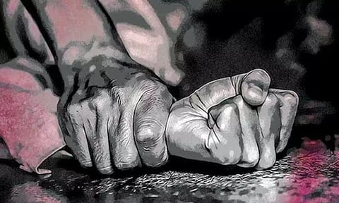 மருத்துவமனை வளாகத்தில் தரதரவென இழுத்துச் செல்லப்பட்டு M.B.B.S மாணவி கூட்டுப் பாலியல் வன்கொடுமை