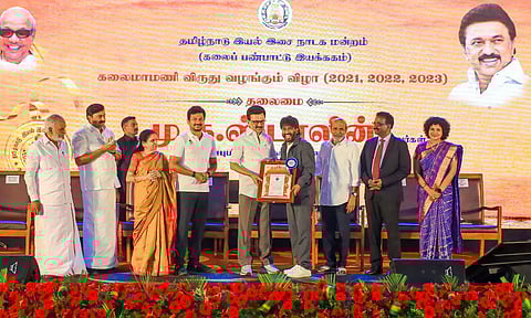 575 படங்களுக்கு மக்கள் தொடர்பாளராக பணியாற்றிய நிகில் முருகனுக்கு கலைமாமணி விருது