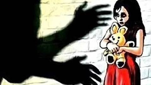 சகோதரன் கண்முன்னே 8 வயது சிறுமியை பாலியல் வன்கொடுமை செய்த வாலிபர்