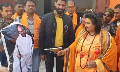 மகாத்மா காந்தியின் உருவப்படத்தை துப்பாக்கியால் சுட்டு சர்ச்சையான இந்து மகாசபா தலைவி கொலை வழக்கில் கைது