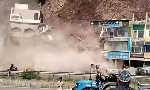 VIDEO: ஜம்மு காஷ்மீரில் நிலச்சரிவால் இடிந்த கட்டடங்கள் - மக்கள் அச்சம்