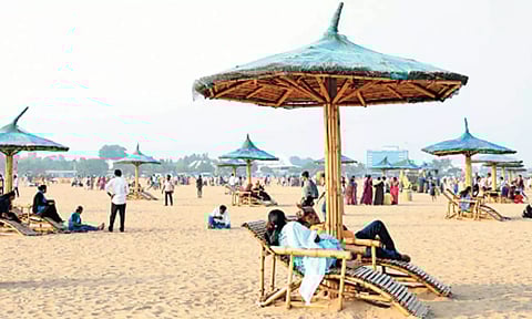 மெரினாவில் உள்ள மூங்கில் நிழல் இருக்கைகள்.