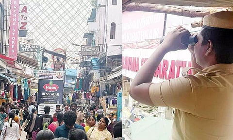 தீபாவளி திருடர்களை பிடிக்க டிரோன்கள் மூலம் போலீசார் தீவிர கண்காணிப்பு- அவசர உதவிக்கு செல்போன் எண்கள் அறிவிப்பு