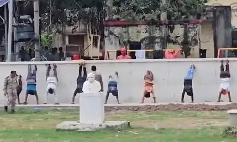 அயோத்தியில் சாலையோர வியாபாரிகளை தோப்புக்கரணம் போடவைத்த அதிகாரிகள்