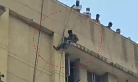 VIDEO: மருத்துவமனையின் மாடியில் இருந்து தற்கொலைக்கு முயன்ற வாலிபர்... அடுத்து நிகழ்ந்த சம்பவம்