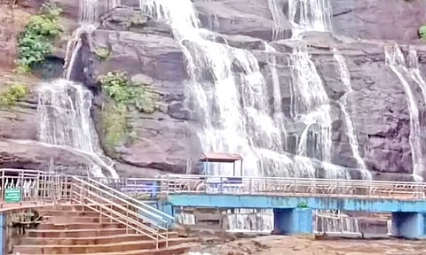 குற்றாலம் மெயின் அருவியில் சுற்றுலா பயணிகள் குளிக்க தடை விதிக்கப்பட்டதால் அருவிக்கரை வெறிச்சோடி கிடக்கும் காட்சி.