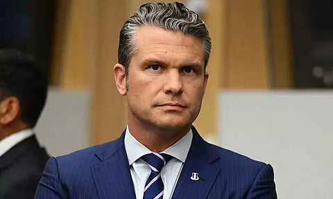 ராணுவ மந்திரி சென்ற விமானத்தின் கண்ணாடியில் திடீர் விரிசல்: அவசரமாக தரையிறக்கம்