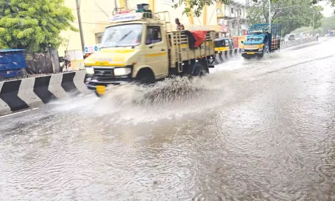 தொடர் மழையால் ராமநாதபுரம் பஸ் நிலைய சாலையில் தண்ணீர் தேங்கி கிடப்பதை காணலாம்.