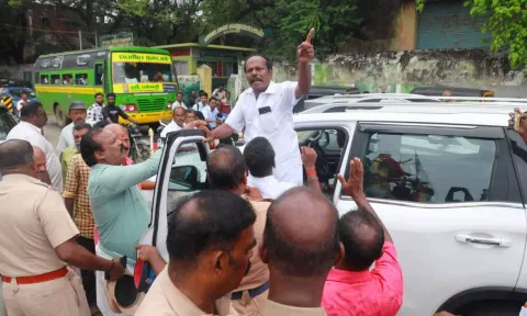எம்.ஜி.ஆர். சிலைக்கு மாலை அணிவிக்கும் நிகழ்ச்சியில் இ.பி.எஸ்.-ஓ.பி.எஸ். அணியினர் மோதல்