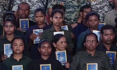 சத்தீஸ்கர்: போலீசாரிடம் ஆயுதங்களை ஒப்படைத்து  208 நக்சலைட்டுகள் சரண் - வீடியோ