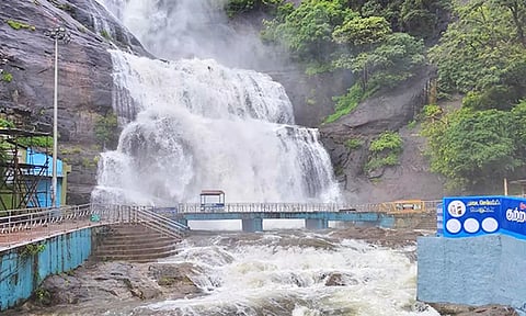 குற்றாலம் மெயினருவியில் தண்ணீர் ஆர்ப்பரித்து கொட்டும் காட்சி.