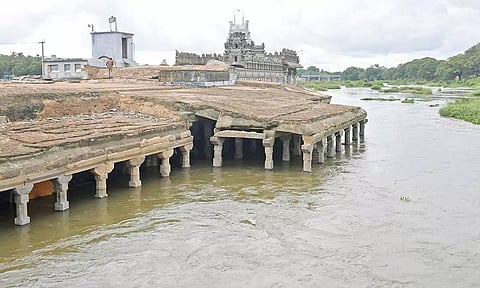 மேற்கு தொடர்ச்சி மலைப்பகுதியில் தொடரும் கனமழை: குறுக்குத்துறை முருகன் கோவிலை சூழ்ந்த வெள்ளம்