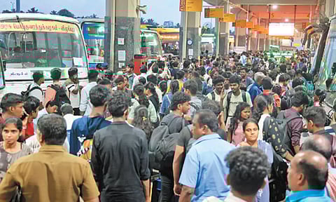 தீபாவளி பண்டிகை - சென்னையில் இருந்து இயக்கப்பட்ட பஸ்களில் 6.15 லட்சம் பேர் பயணம்