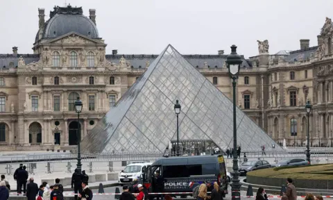 உலகின் மிகப்பெரிய லூவ்ரே அருங்காட்சியகத்தில் நெப்போலியன் மன்னன் நகைகள் திருட்டு