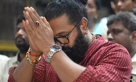 காந்தாரா சாப்டர் 1 மாபெரும் வெற்றி- ராமேஸ்வரத்தில் சாமி தரிசனம் செய்த ரிஷப் ஷெட்டி