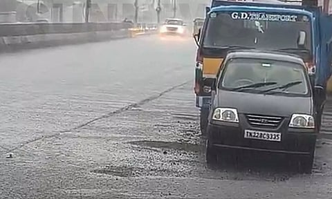 சென்னையின் பல்வேறு பகுதிகளில் மழை - பட்டாசுகளை வெடிக்க முடியாமல் சிறுவர்கள் தவிப்பு