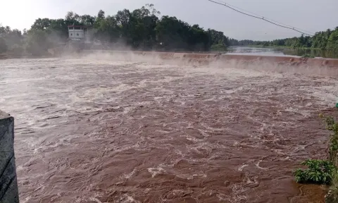 கோபி அருகே உள்ள கொடிவேரி அணையில் ஏற்பட்டுள்ள வெள்ளப்பெருக்கை காணலாம்.