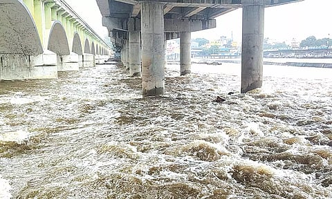 மதுரை வைகை ஆற்றில் வெள்ளப்பெருக்கு அதிகரிப்பு- கரையோரம் வசிக்கும் பொதுமக்கள் பாதுகாப்பாக இருக்க அறிவுறுத்தல்