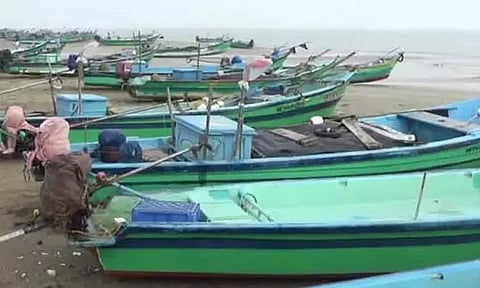 புதுக்கோட்டை மீனவர்கள் 3-வது நாளாக கடலுக்கு செல்லவில்லை: படகுகள் கரையில் நிறுத்தம்