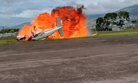 வெனிசுலா: ஓடுபாதையில் விழுந்த விமானம் தீப்பிடித்து 2 பேர் சாவு