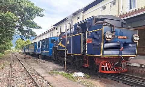 மேட்டுப்பாளையத்தில் இருந்து ஊட்டிக்கு மலைரெயில் புறப்பட்டு சென்ற காட்சி