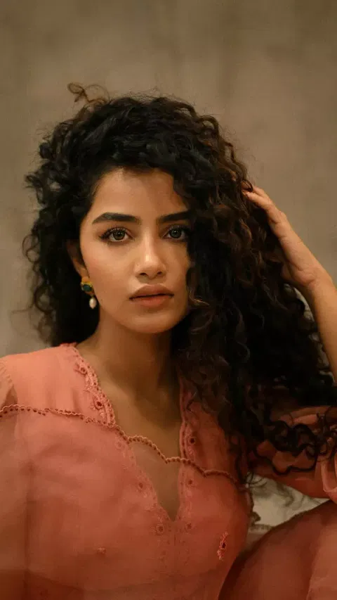 Modern.. Traditional.. உடையில் கலக்கும் அனுபமா பரமேஸ்வரன் க்ளிக்ஸ்..!