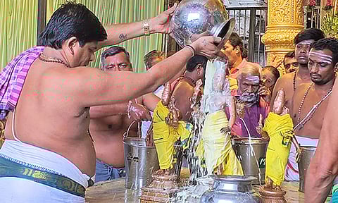 சஷ்டி மண்டபத்தில் சுவாமி ஜெயந்திநாதருக்கு அபிஷேகம் நடைபெற்றபோது எடுத்தபடம்.