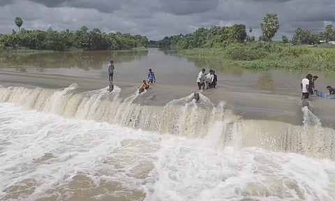 செஞ்சி பகுதிகளில் ஏரிகளில் உடைப்பு - சங்கராபரணி ஆற்றில் வெள்ளப்பெருக்கு