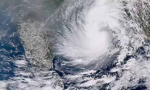 சென்னையில் இருந்து 950 கி.மீ தொலைவில் புயல் சின்னம்