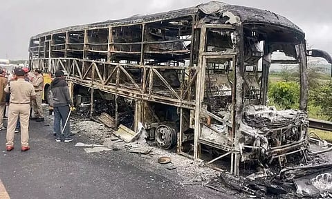 எமனாக மாறிய  234 ஸ்மார்ட் போன்கள்?.. 20 பேர் உயிரிழந்த பஸ் விபத்தில் நீடிக்கும் மர்மம்