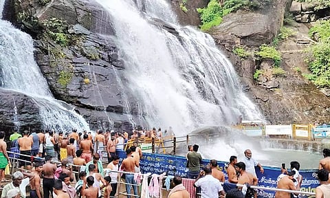 குற்றாலம் மெயின் அருவியில் 10 நாட்களுக்கு பின் குளிக்க அனுமதி- சுற்றுலா பயணிகள் உற்சாக குளியல்