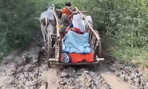 மாட்டு வண்டியில் கர்ப்பிணி பெண்ணை அழைத்துச் சென்ற அவலம்: உ.பி. அரசு மீது அகிலேஷ் குற்றச்சாட்டு