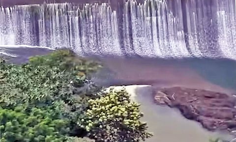 குண்டாறு அணை நிரம்பி வழியும் காட்சி