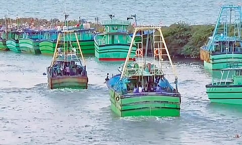 கடலுக்கு மீன்பிடிக்க படகுகளில் சென்ற நாகை மீனவர்கள்.