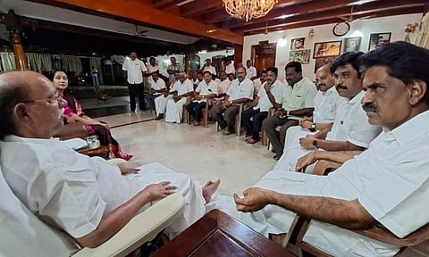 தைலாபுரம் தோட்டத்தில் ராமதாசுடன் தி.மு.க. கூட்டணி தலைவர் திடீர் சந்திப்பு